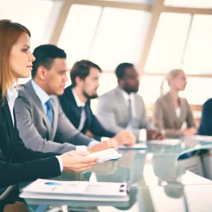Участники Legat Business Club слушают личную историю на клубной встрече